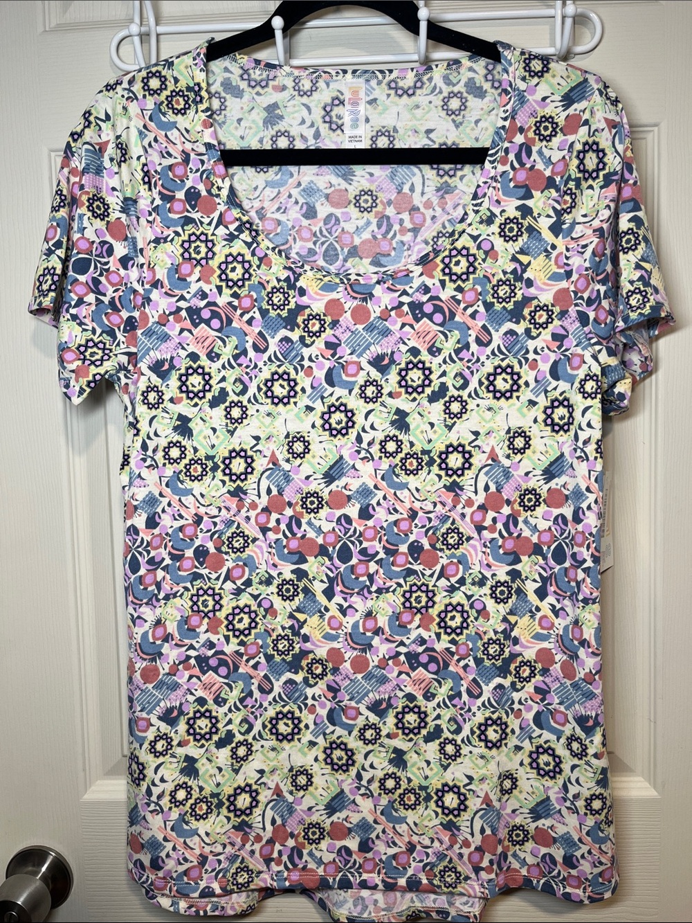 LuLaRoe Short Sleeve Scoop Neck Tee in Pink Lavender Navy Cream